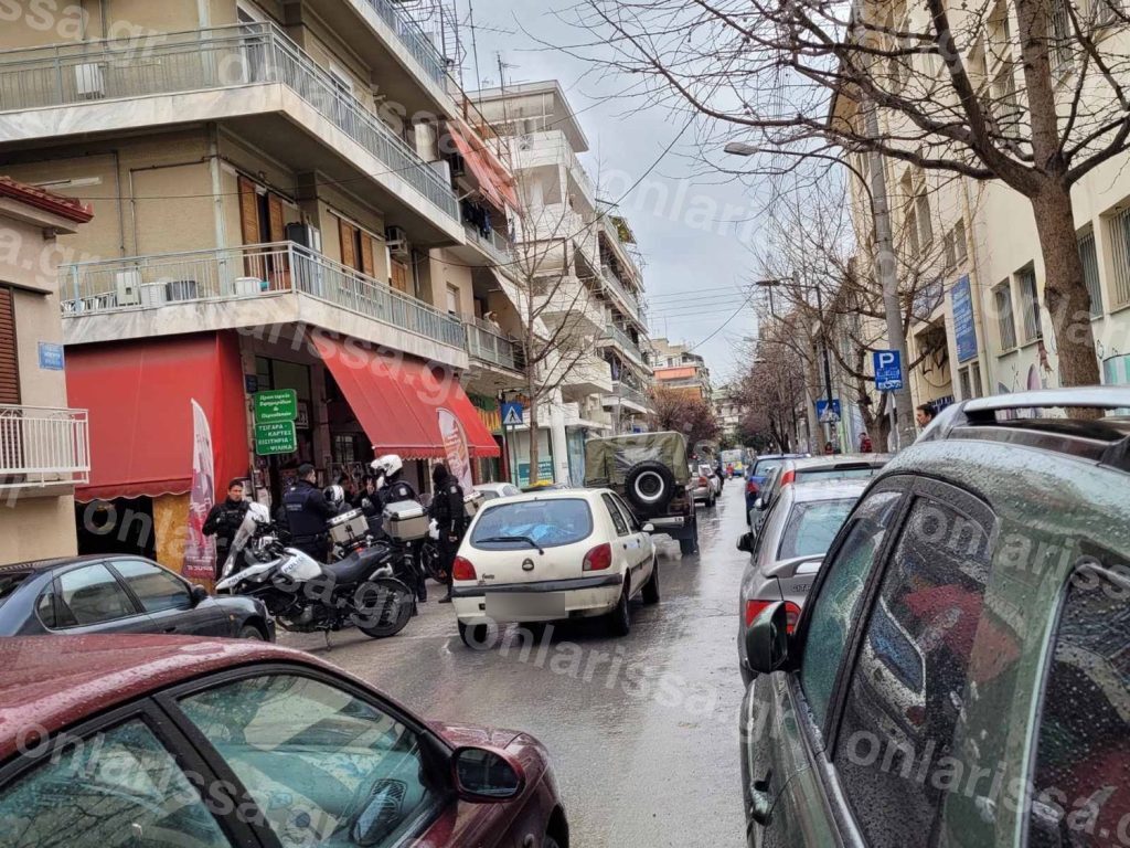 Λάρισα: Μαθητές πλακώθηκαν στο ξύλο έξω από δημοτικό σχολείο [εικόνες]