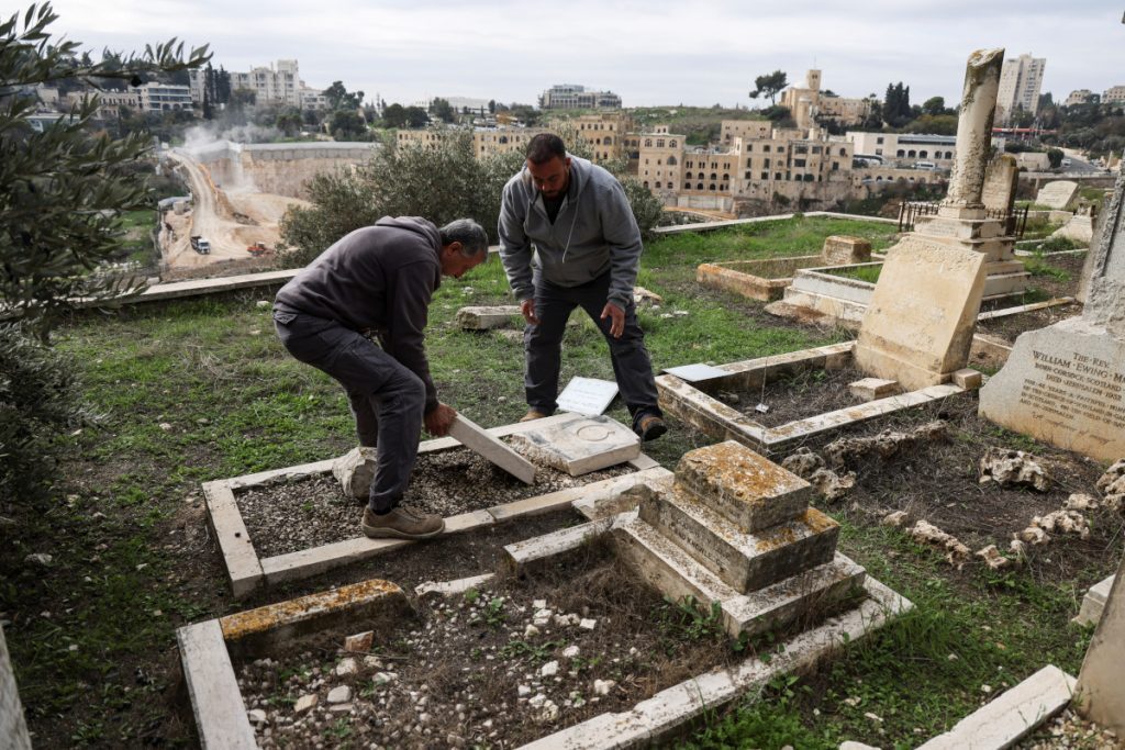 Ισραήλ: Δεκάδες τάφοι βεβηλώθηκαν σε προτεσταντικό κοιμητήριο στην Ιερουσαλήμ