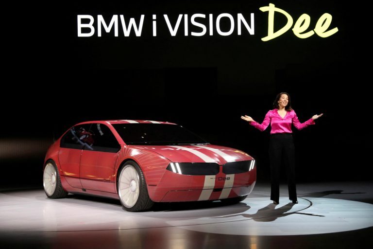 Η BMW παρουσίασε στο Λας Βέγκας το i Vision Dee που αλλάζει χρώμα μόνο του