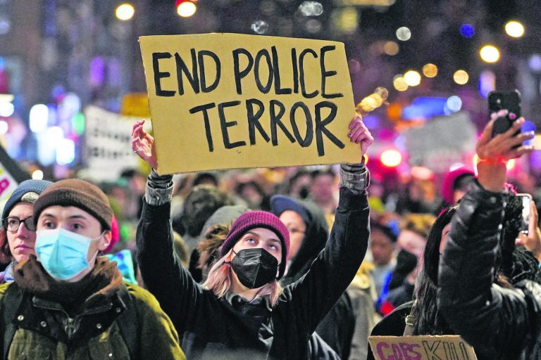 Τάιρ Νίκολς.