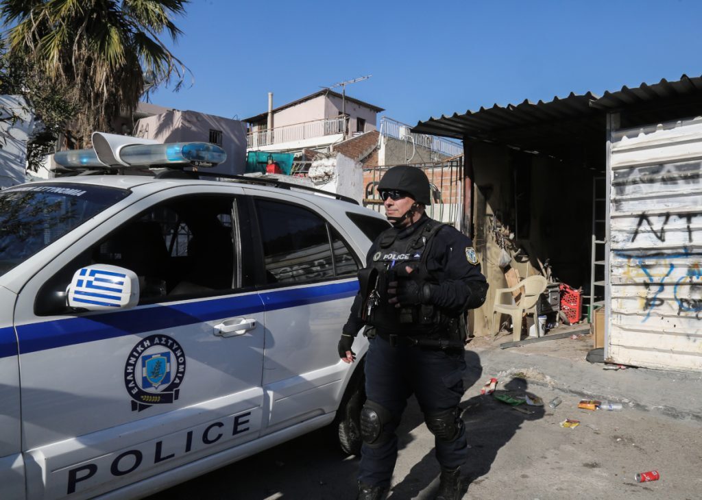 Αστυνομική επιχείρηση σε καταυλισμούς Ρομά στην Δυτική Αττική – Βρέθηκε βλήμα όλμου