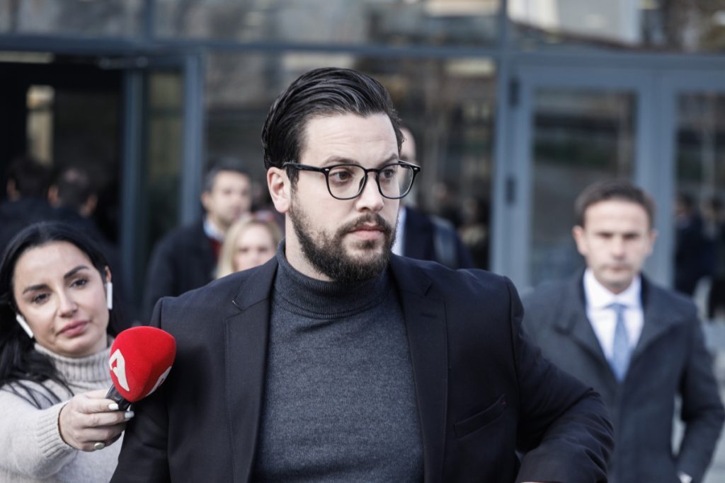 Μάνος Δασκαλάκης: Αγνώριστος στα δικαστήρια στη δίκη της Πισπιρίγκου [εικόνες]