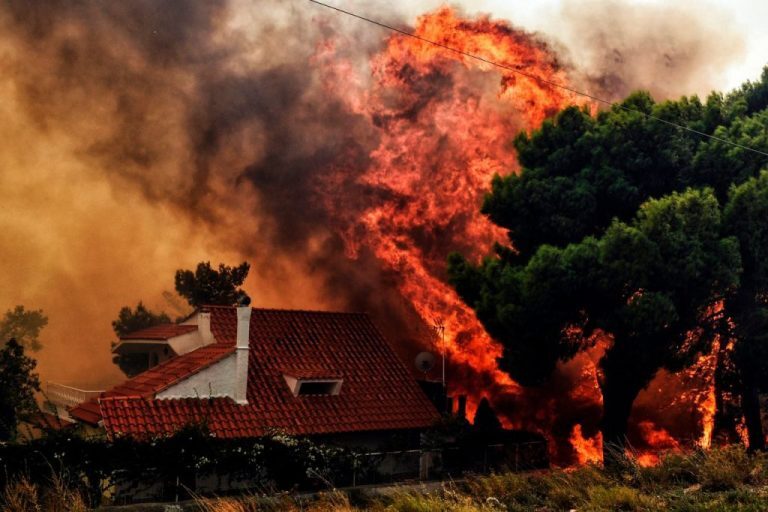 Δίκη για το Μάτι – Αξιωματικός της Πυροσβεστικής: Η έλλειψη εναέριας συνδρομής, άφησε τη φωτιά να γιγαντωθεί
