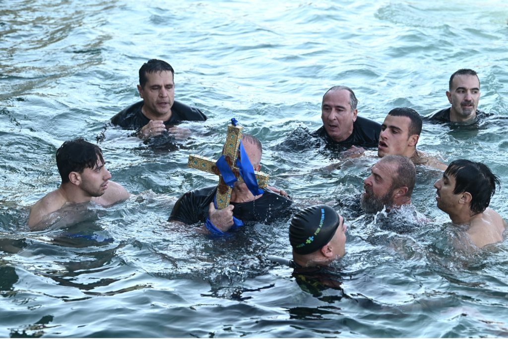 Θεοφάνια 2023: Με κατάνυξη ο αγιασμός των υδάτων σε Αθήνα και Πειραιά [εικόνες]