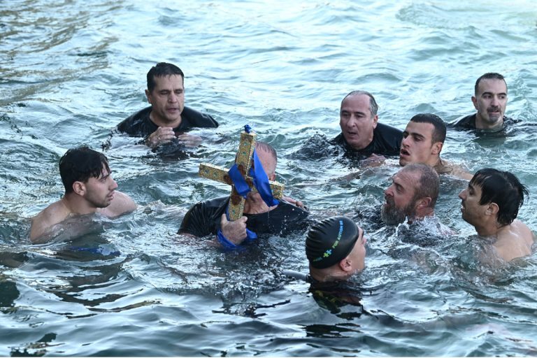 Θεοφάνια 2023: Με κατάνυξη ο αγιασμός των υδάτων σε Αθήνα και Πειραιά [εικόνες]