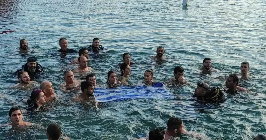 Θεοφάνεια 2023- Κρήτη: Δεκάδες άνθρωποι βούτηξαν να πιάσουν τον Σταυρό