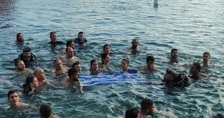 Θεοφάνεια 2023- Κρήτη: Δεκάδες άνθρωποι βούτηξαν να πιάσουν τον Σταυρό