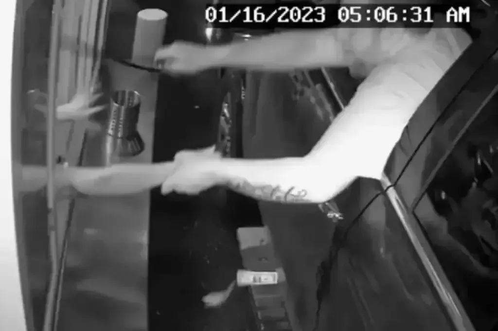 Η στιγμή που οδηγός προσπαθεί να απαγάγει υπάλληλο drive – through καφέ μέσα από το αμάξι του