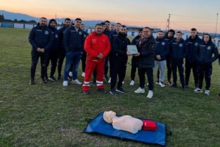 Εθνικός Κατερίνης: Ποδοσφαιριστής δώρισε απινιδωτή στην ομάδα του και αποθεώθηκε