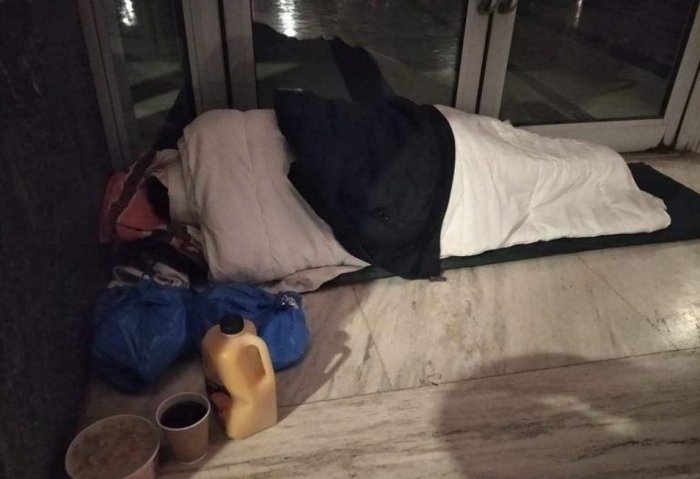 Θεσσαλονίκη: Αιματηρό επεισόδιο μεταξύ αστέγων – Τον μαχαίρωσε τρεις φορές