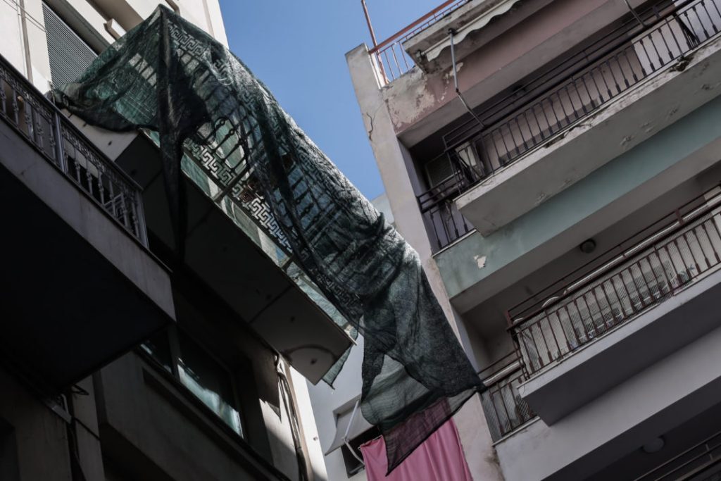 Συγγρού: Το απόγευμα η απομάκρυνση του αιωρούμενου μπαλκονιού [βίντεο]