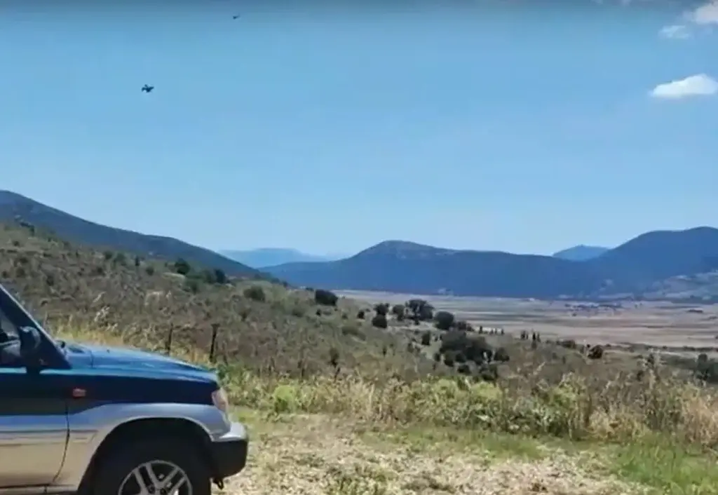 Πτώση F-4 Phantom: Η στιγμή που ο 29χρονος υποσμηναγός πετά πάνω από το χωριό του – Το βίντεο