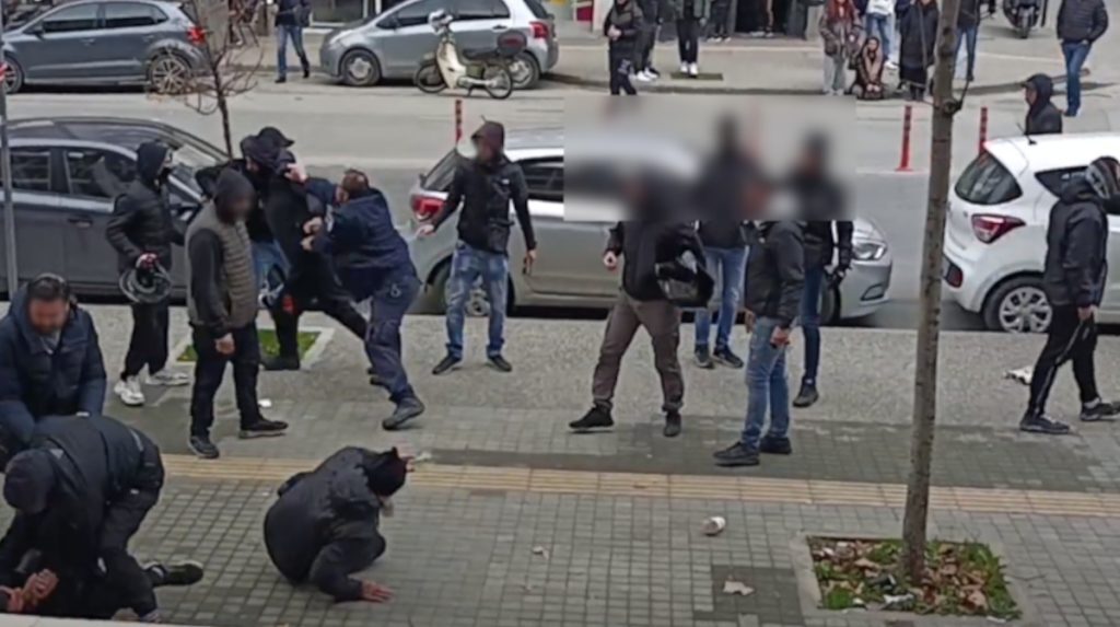 Άλκης Καμπανός: Επεισόδια μεταξύ οπαδών έξω από τα δικαστήρια