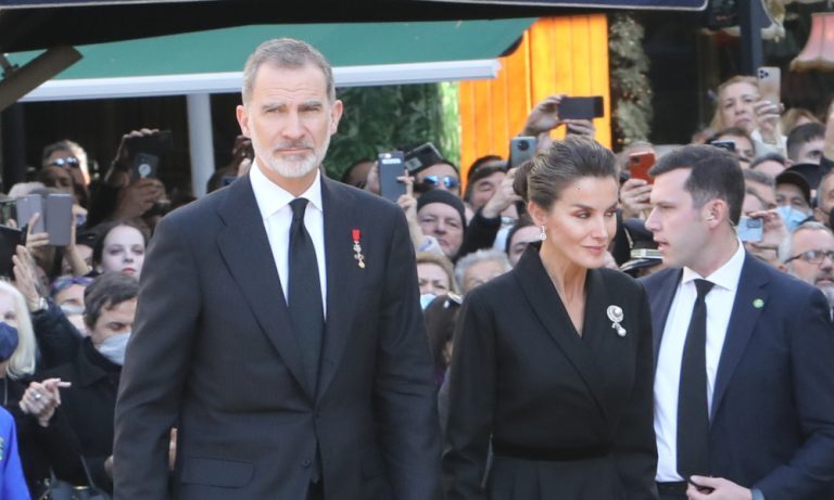Κηδεία τέως βασιλιά Κωνσταντίνου: Τι φόρεσαν οι γαλαζοαίματες