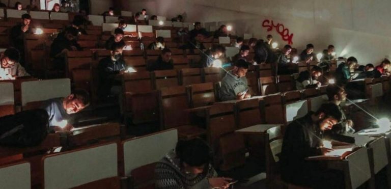 Τι αναφέρει ο πρύτανης για τη διακοπή ρεύματος στο ΕΜΠ και την εξεταστική με φακούς