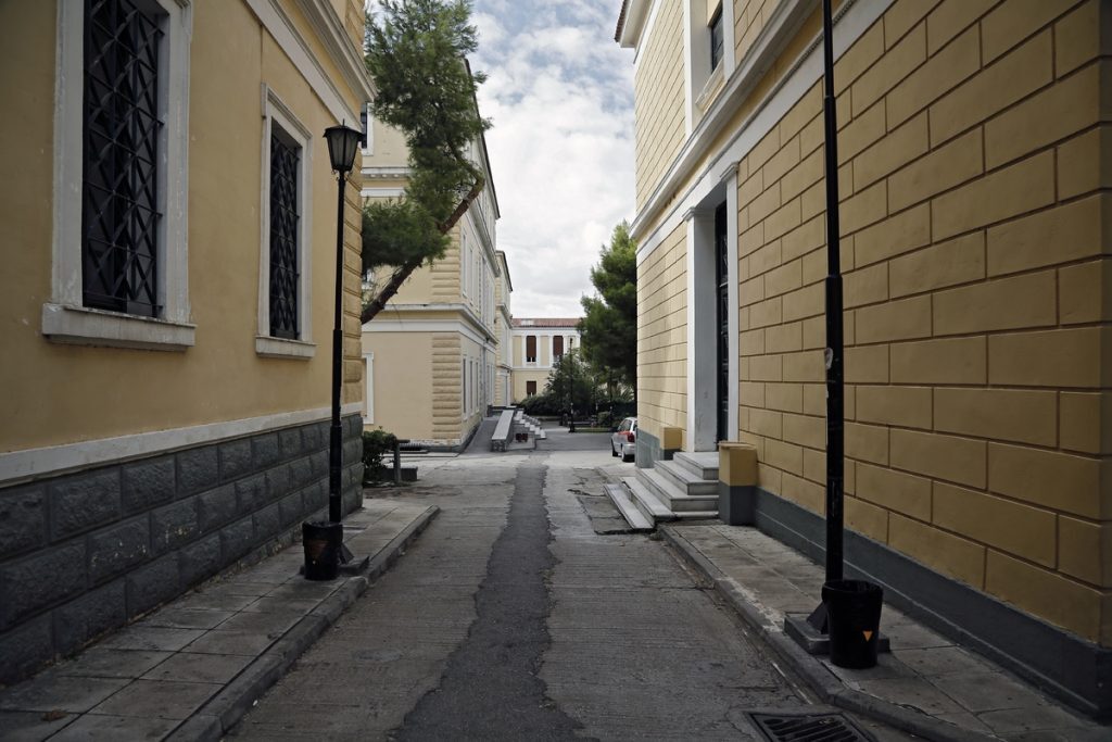 Στη φυλακή ο γνωστός δικηγόρος που κατηγορείται ότι κακοποίησε τη σύζυγό του – Απολογείται αύρ