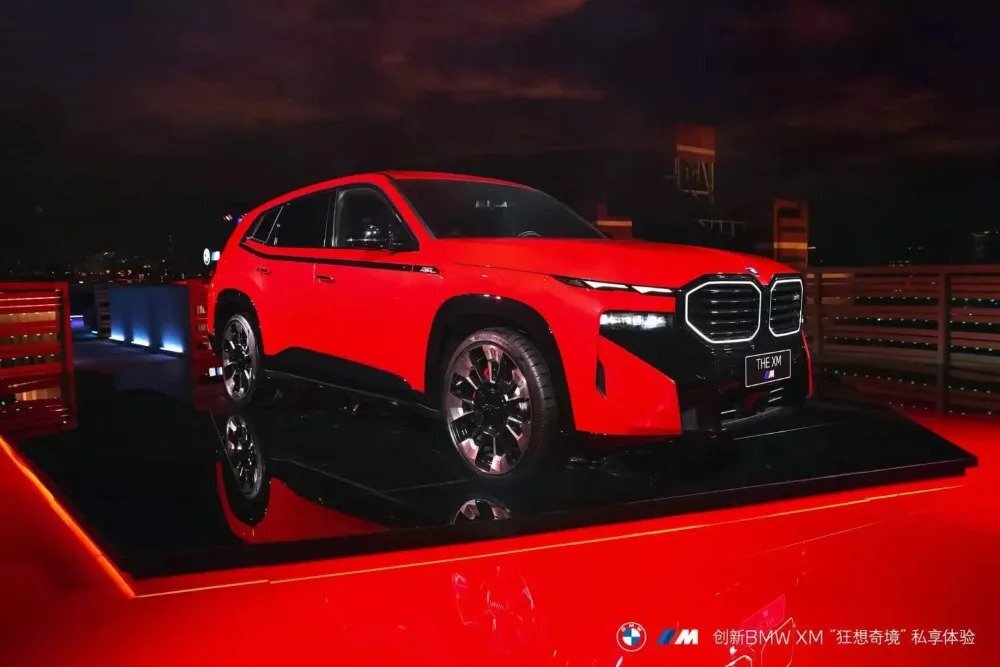 H BMW παρουσίασε τη νέα Toronto Red απόχρωση της XM