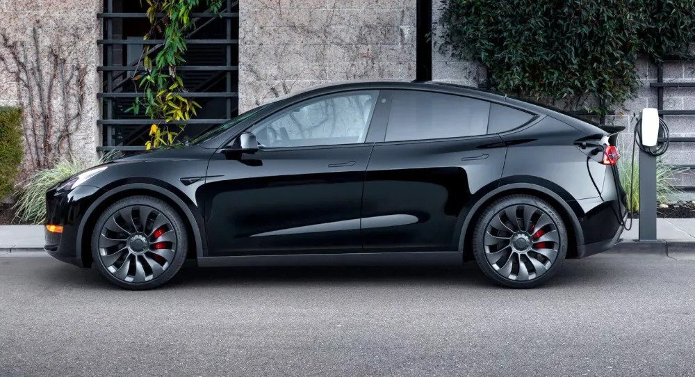 Tesla: Πιθανή η ανακοίνωση μιας φθηνότερης έκδοσης του Model Y