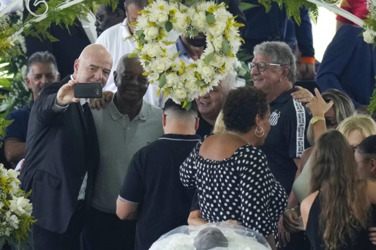 Πελέ: «Απογοητευμένος» νιώθει ο Ινφαντίνο μετά την κριτική που δέχτηκε για την σέλφι