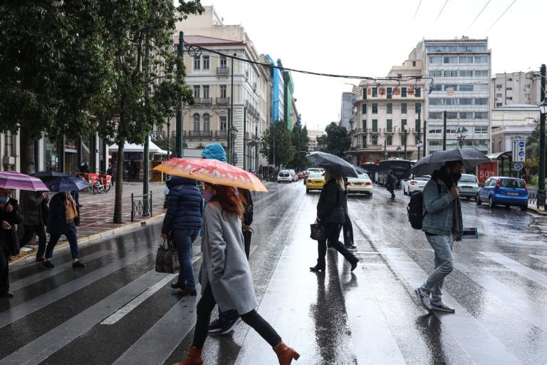 Καιρός για… βροχή: Έρχονται και μάλιστα νωρίτερα – Αντικυκλώνας τέλος