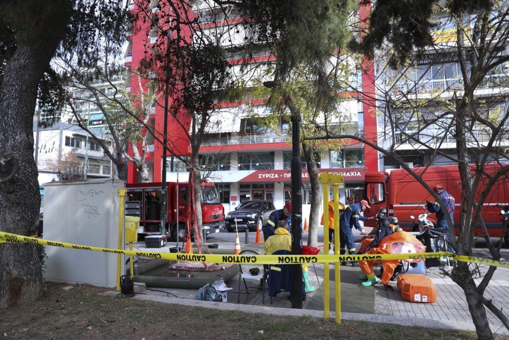 ΣΥΡΙΖΑ: Συναγερμός στην Κουμουνδούρου με ύποπτο φάκελο που είχε λευκή σκόνη [εικόνες-βίντεο]