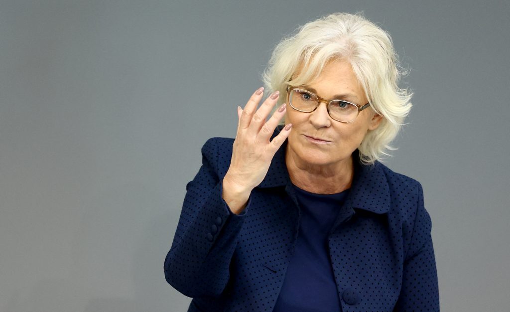 Γερμανία: Σάλος με το πρωτοχρονιάτικο μήνυμα της υπουργού Άμυνας για τον πόλεμο – Της ζητούν ν