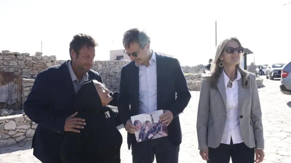 Γιαγιά από τη Γαύδο αιφνιδιάζει τον Κυριάκο Μητσοτάκη: «Χάρηκα παιδί μου που ήρθες»