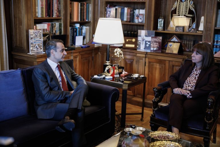 Μητσοτάκης σε Σακελλαροπούλου: Θα πετύχουμε την επιστροφή των Γλυπτών του Παρθενώνα