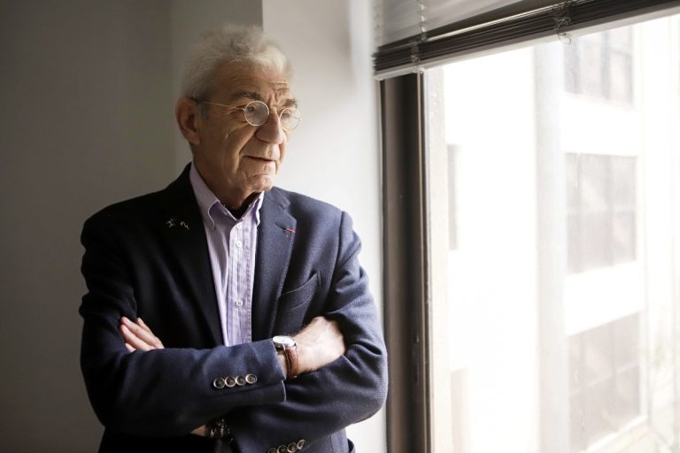 Γιάννης Μπουτάρης: Ρίγη συγκίνηση στην πολιτική κηδεία του – Ακούστηκε τελευταία φορά η φωνή του [βίντεο]