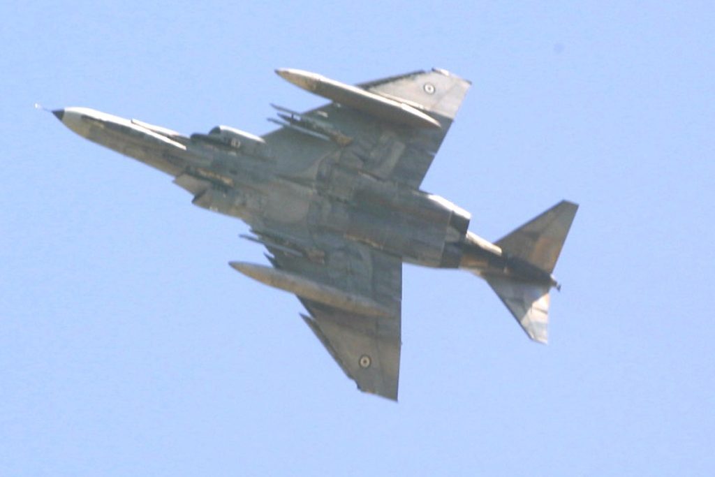 Πτώση Phantom F-4: Νεκρός ο ένας πιλότος – Συνεχίζονται οι έρευνες για τον δεύτερο