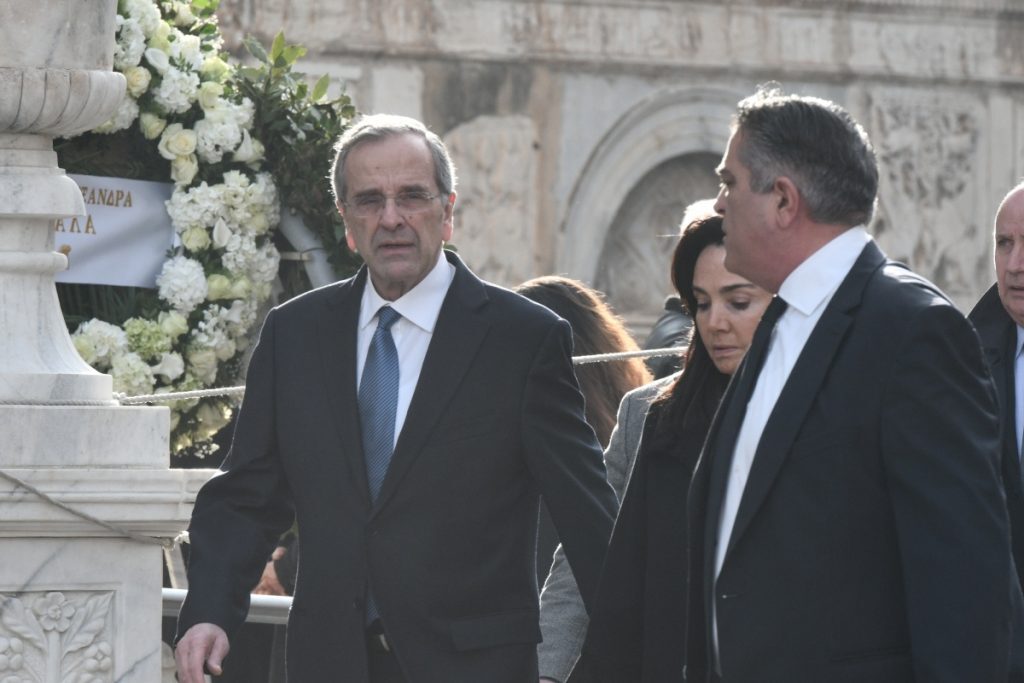Κηδεία Τέως βασιλιά Κωνσταντίνου: Στο παρεκκλήσι της Μητρόπολης ο Αντώνης Σαμαράς [βίντεο]
