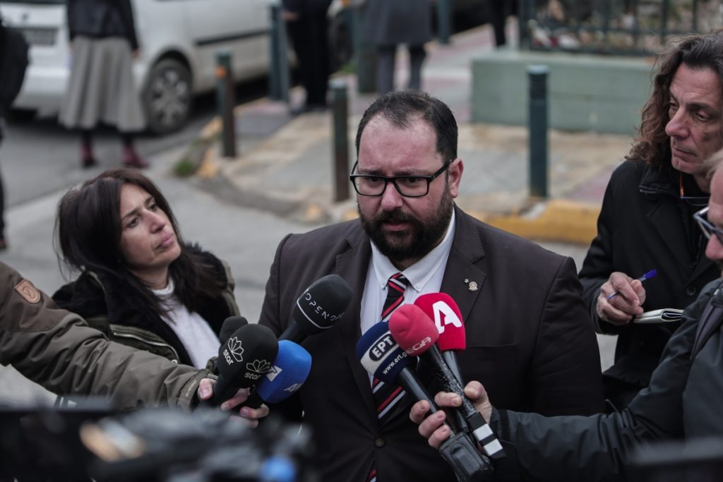 Μάξιμος Σαράφης: Στην ανακρίτρια το πρώην διευθυντικό στέλεχος της Novartis – Θα απαντήσει μόνο σε π