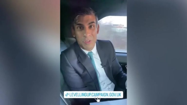 Βρετανία: Ο Σούνακ ζητά συγγνώμη που δεν φορούσε ζώνη μέσα σε αυτοκίνητο