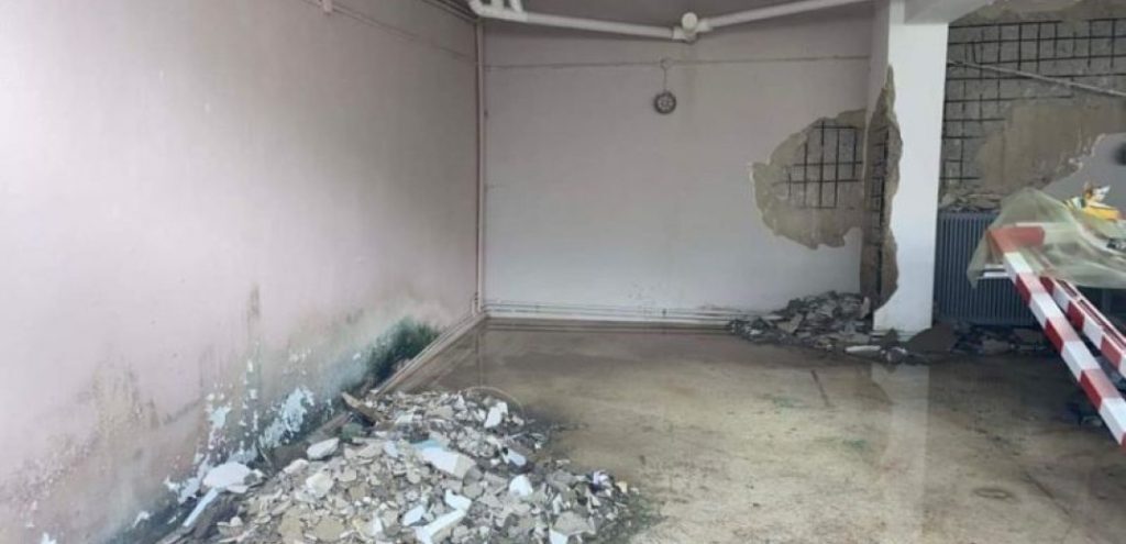 Ικαρία: Μαθητές κάνουν μάθημα σε σχολείο ερείπιο – «Παίρνει νερό από παντού» [βίντεο]