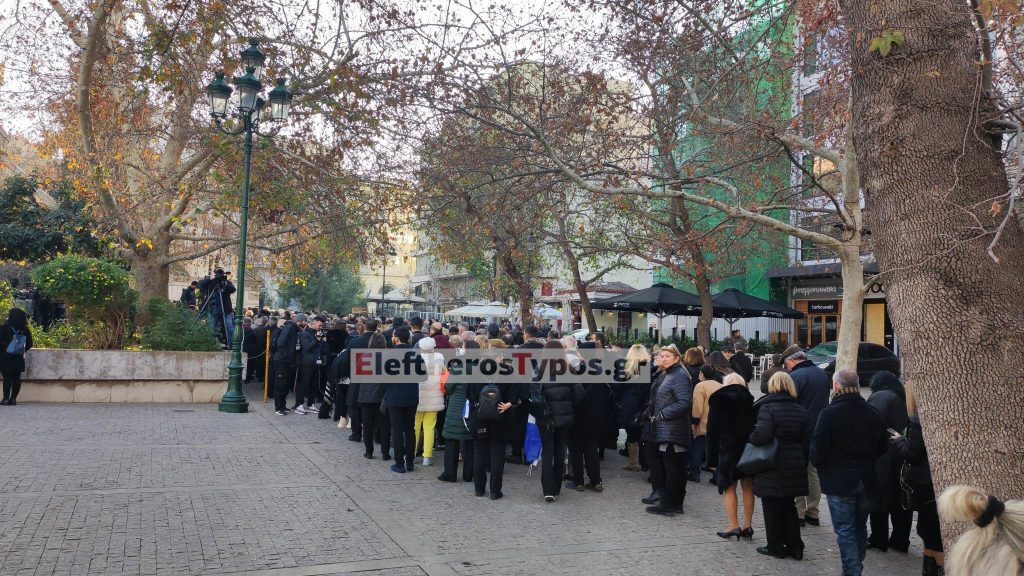 Κηδεία τέως βασιλιά Κωνσταντίνου: Σε εξέλιξη το προσκύνημα στο παρεκκλήσι της Μητρόπολης – Πλήθος κό