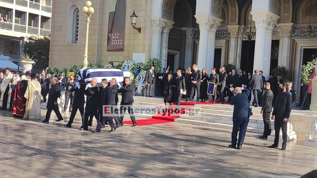 Κηδεία τέως Βασιλιά Κωνσταντίνου: Ολοκληρώθηκε η εξόδιος ακολουθία – Σε εξέλιξη η πομπή προς τ