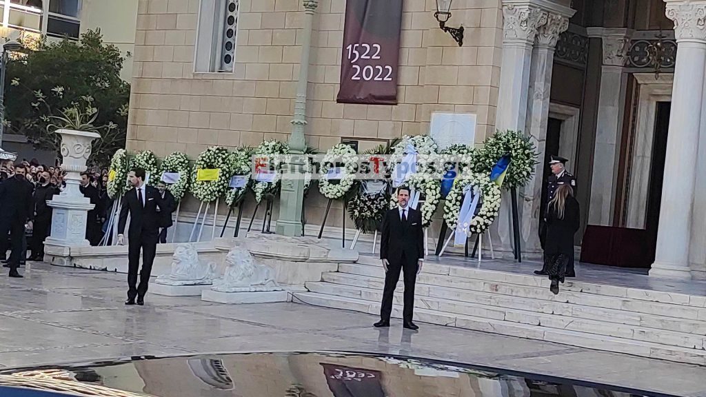 Κηδεία Τέως βασιλιά Κωνσταντίνου: Στη Μητρόπολη οι γιοι του – Χαιρέτησε το πλήθος ο Παύλος [βίντεο]