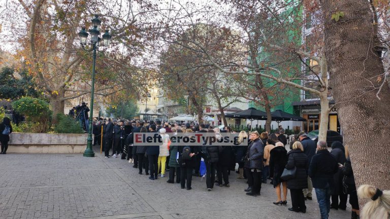 Κηδεία τέως βασιλιά Κωνσταντίνου: Σε εξέλιξη το προσκύνημα στο παρεκκλήσι της Μητρόπολης – Πλήθος κόσμου στο σημείο [βίντεο]