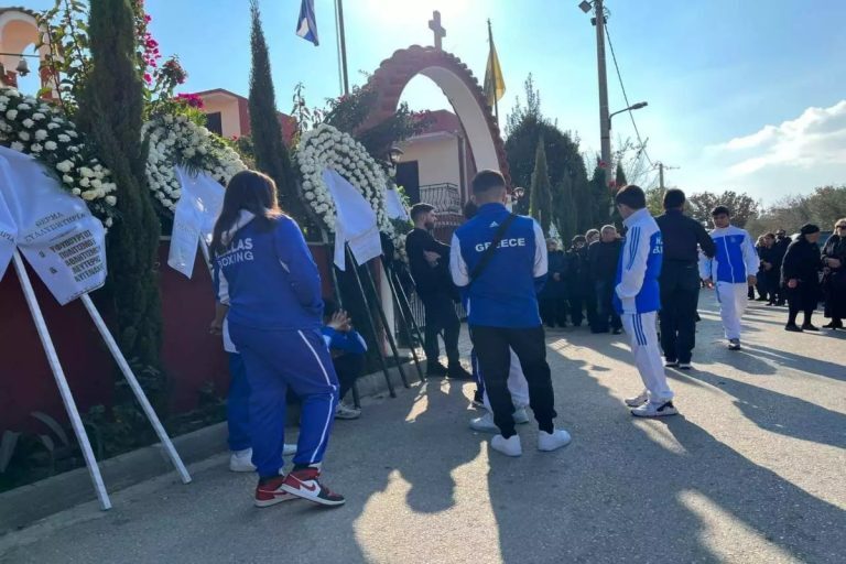 Βασίλης Τόπαλος: Το τελευταίο «αντίο» στον 16χρονο πρωταθλητή Ευρώπης – Με τις φόρμες της Εθνικής οι συναθλητές του