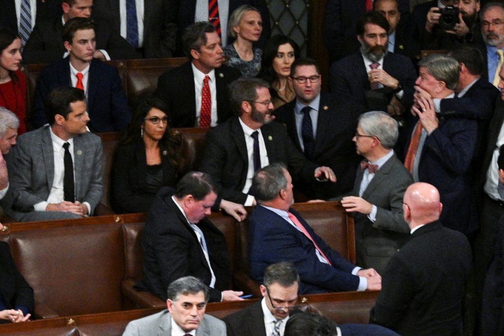 ΗΠΑ: Εικόνες χάους στη Βουλή των Αντιπροσώπων – Καρέ καρέ το κεφαλοκλείδωμα σε βουλευτή που αποφάσισ