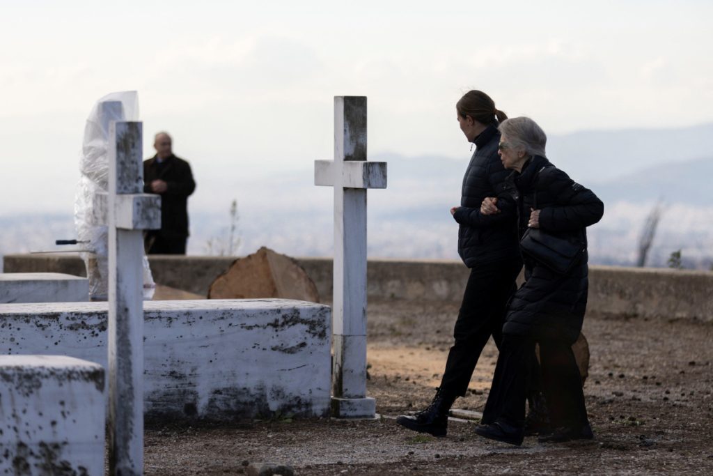 Τέως Βασιλιάς Κωνσταντίνος: Λαϊκό προσκύνημα στη Μητρόπολη – Ποιοι βασιλείς και πρίγκιπες θα έ