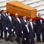 Πάπας Βενέδικτος: Κλίμα συγκίνησης στην κηδεία – Πάνω από 60.000 πιστοί ζητούν την άμεση αγιοποίησή του