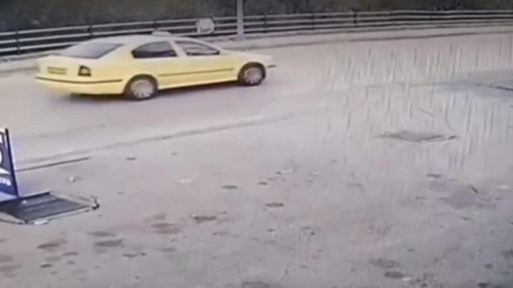 Βέροια – Βίντεο-ντοκουμέντο: Η στιγμή που η μητέρα φεύγει από τον Αλιάκμονα έχοντας πετάξει το
