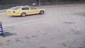 Βέροια - Βίντεο-ντοκουμέντο: Η στιγμή που η μητέρα φεύγει από τον Αλιάκμονα έχοντας πετάξει το 11 μηνών βρέφος της