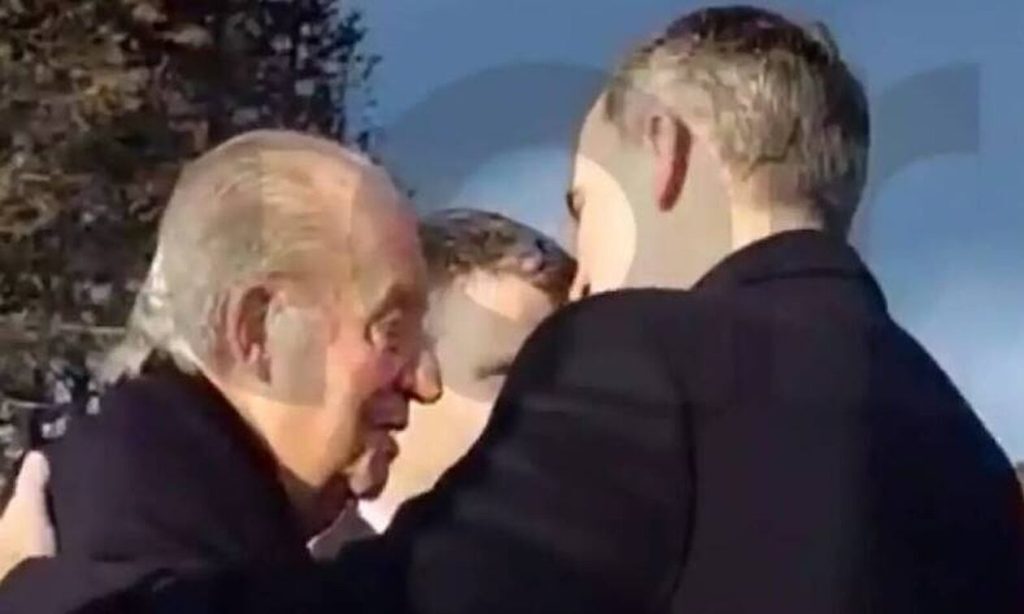 Κηδεία τέως Βασιλιά Κωνσταντίνου: Ο βασιλιάς Φελίπε αγκάλιασε και φίλησε τον πατέρα του Χουάν Κάρλος