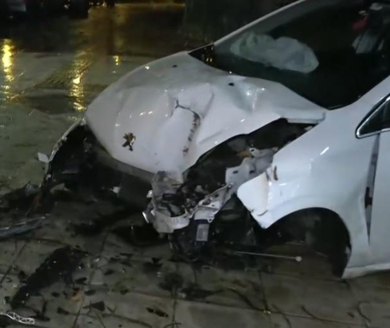 Σοβαρό τροχαίο στην Θεσσαλονίκη: Αυτοκίνητο «καρφώθηκε» σε προστατευτικό και κατέληξε σε πεζοδρόμιο