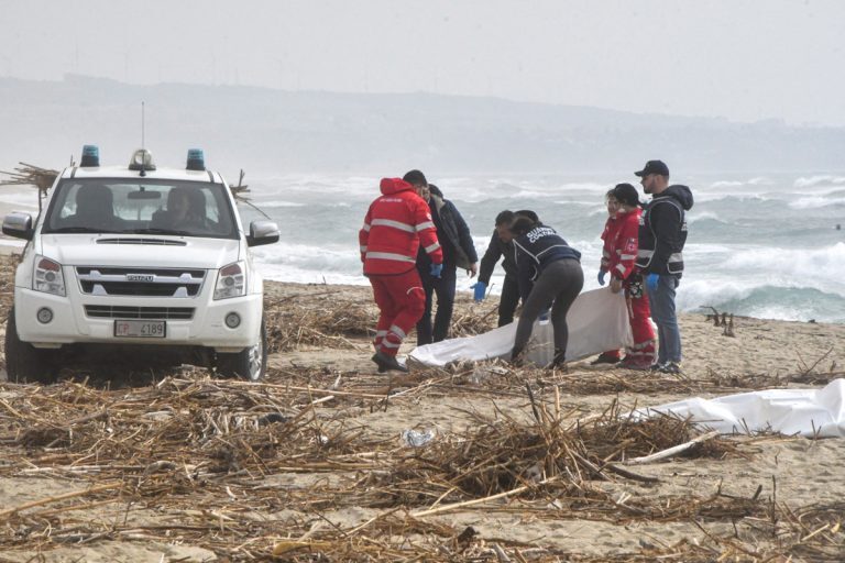 Ιταλία: 45 και 80 διασωθέντες, ο προσωρινός απολογισμός του ναυαγίου