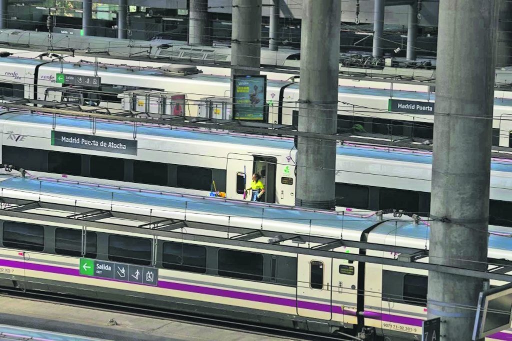 Ισπανία: Αγόρασαν 31 τρένα που δεν χωράνε στα τούνελ!