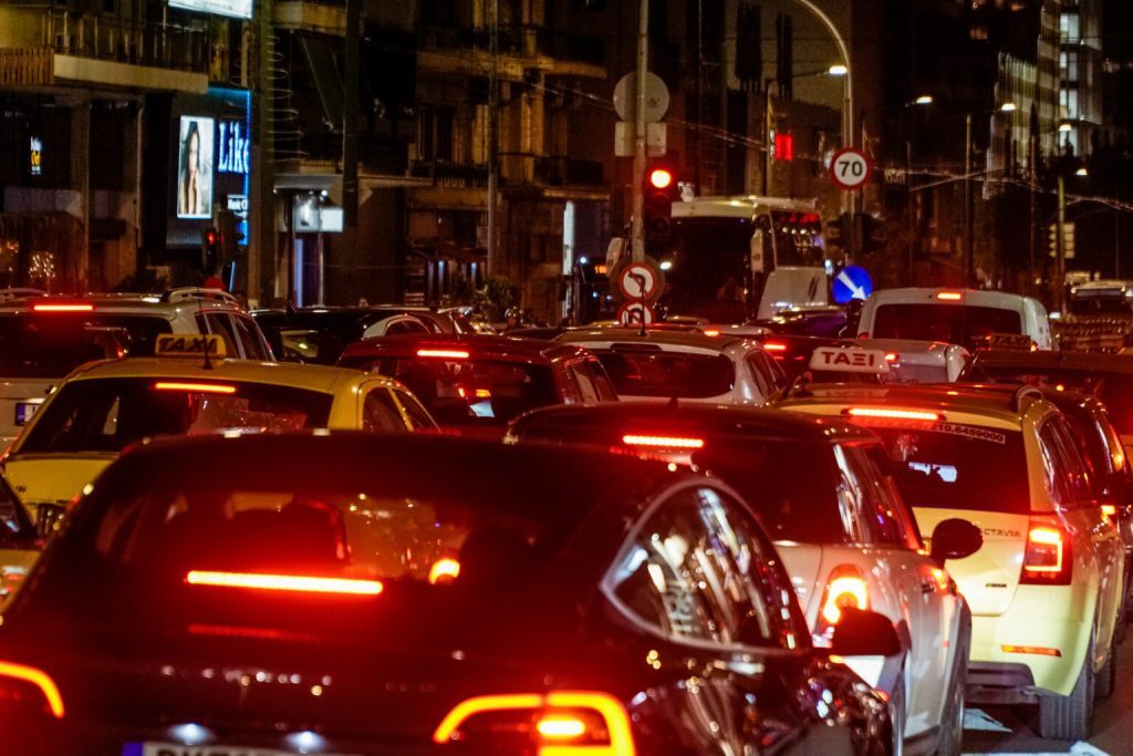 Τριήμερο 28ης Οκτωβρίου: Ουρές χιλιομέτρων – Πάνω από 64.000 οχήματα πέρασαν τα διόδια