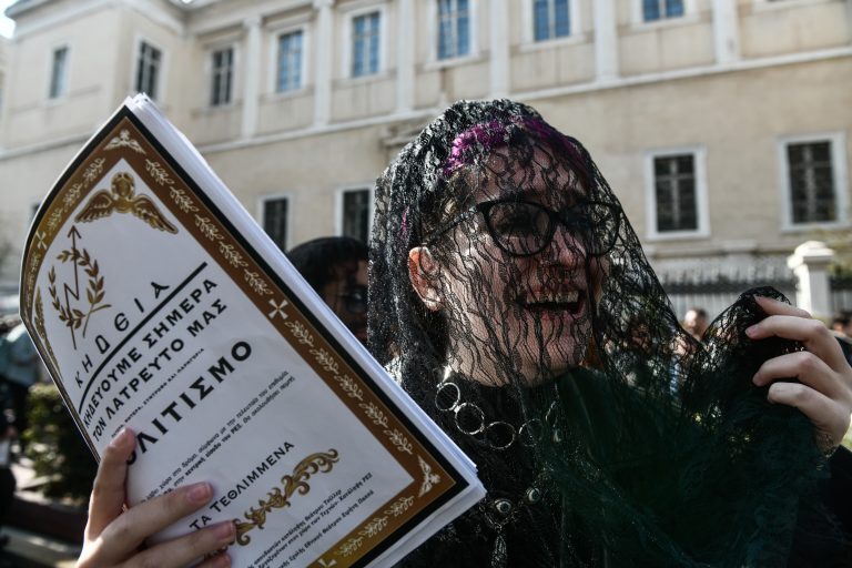 Καλλιτέχνες «κήδεψαν» τον πολιτισμό στο κέντρο της Αθήνας – Δείτε φωτογραφίες